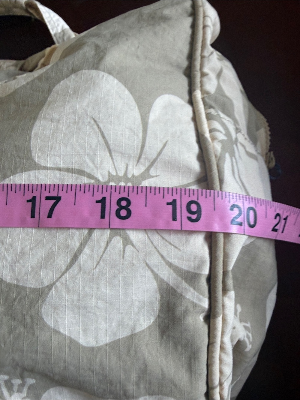 ALOHA Collection Quilted Tote in Light Beige Floral - Picture 4 of 12
